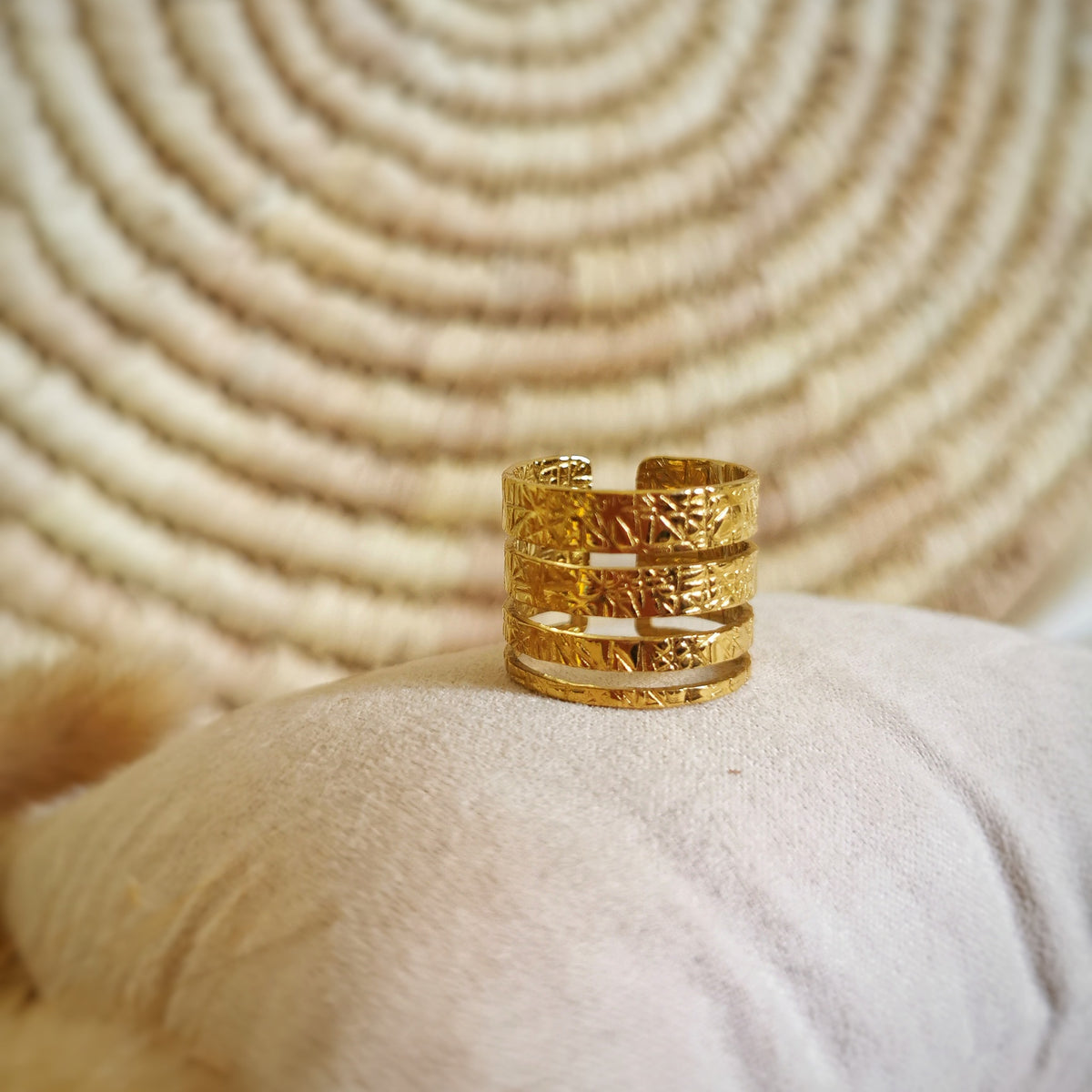 Très jolie bague 4 rangs en acier inoxydable avec un effet martelé