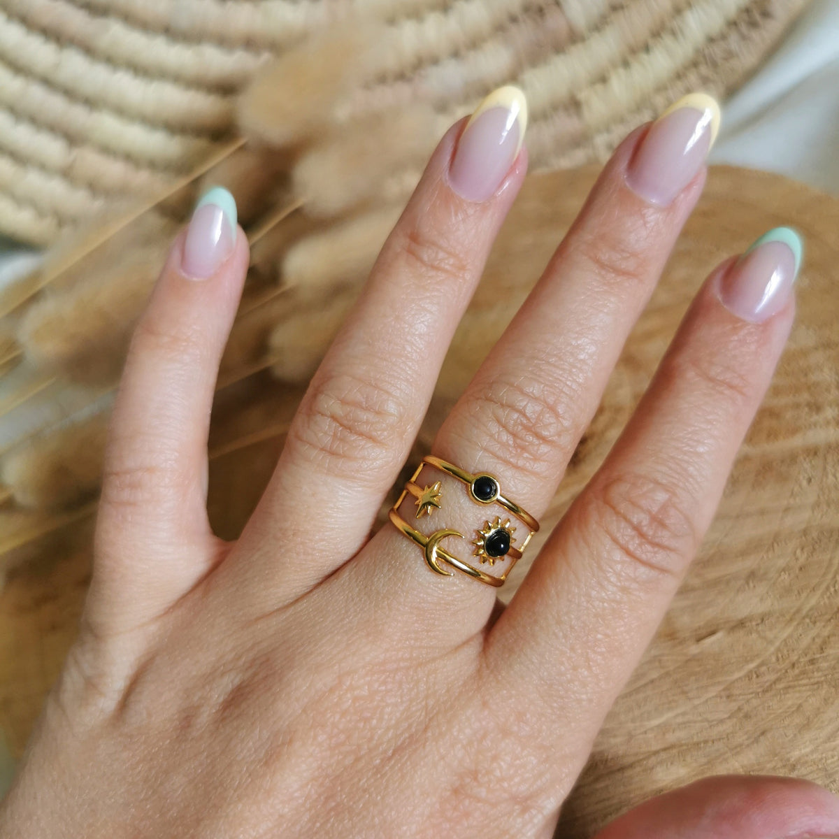Jolie bague avec pierre d'onyx et petit détails celeste