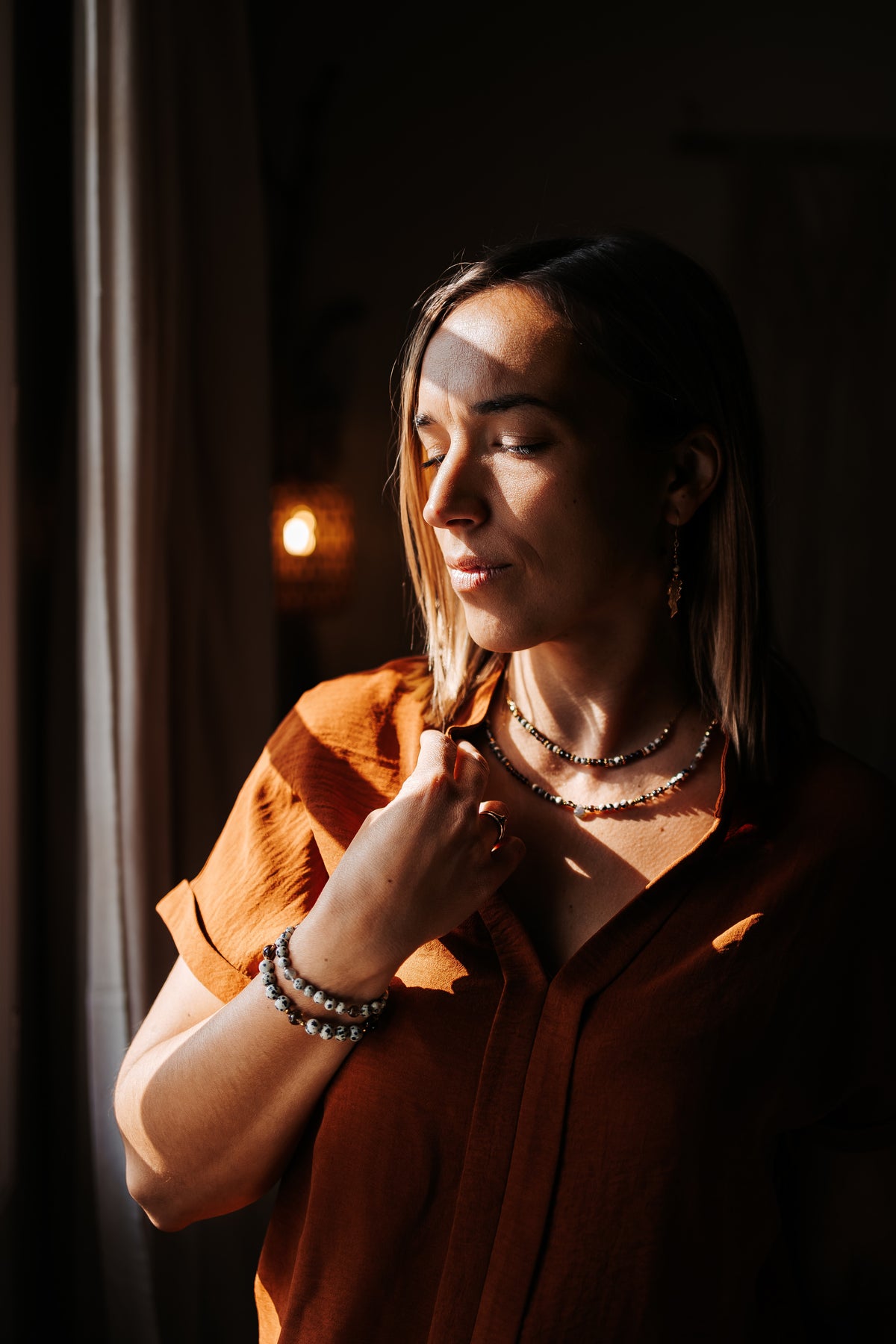 Notre modèle porte les bijoux de la gamme jaspe dalmatien et quartz fumé , de belles pierres naturelles a adopter 
