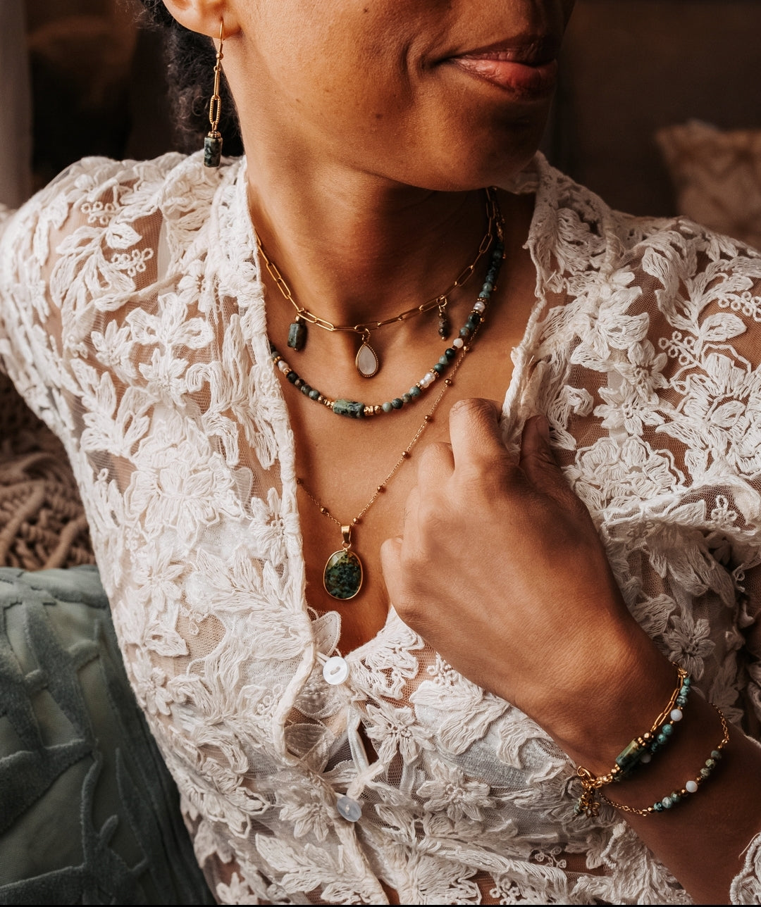Le collier porté avec d'autres collier de la gamme jaspe africain, belle collection