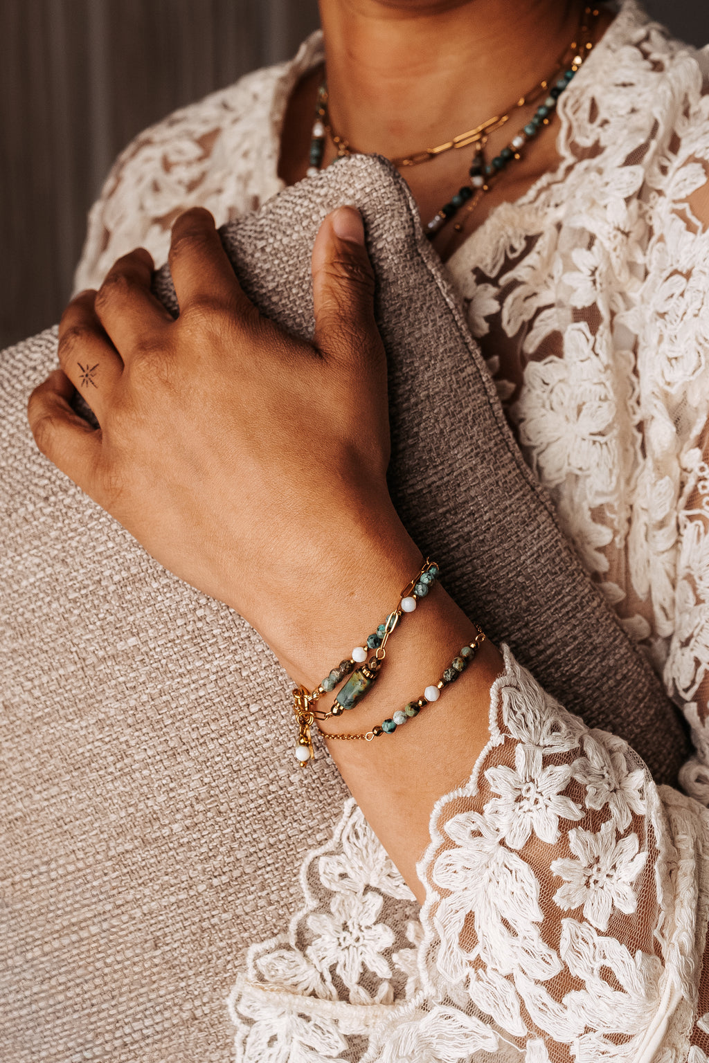 Bracelet jaspe africain portés par une modèle, les bracelets sur chaine pour toutes les femmes
