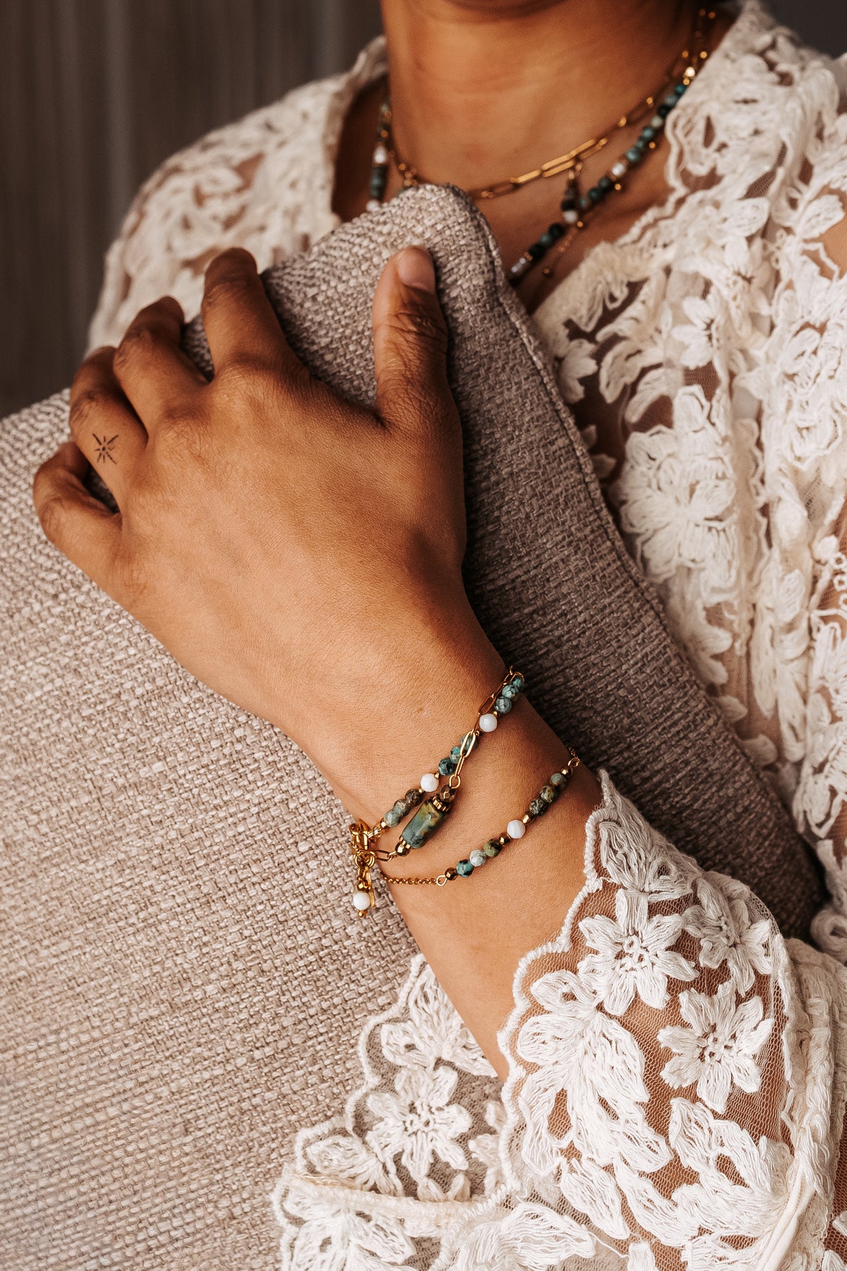 Bracelet jaspe africain portés par une modèle, les bracelets sur chaine pour toutes les femmes