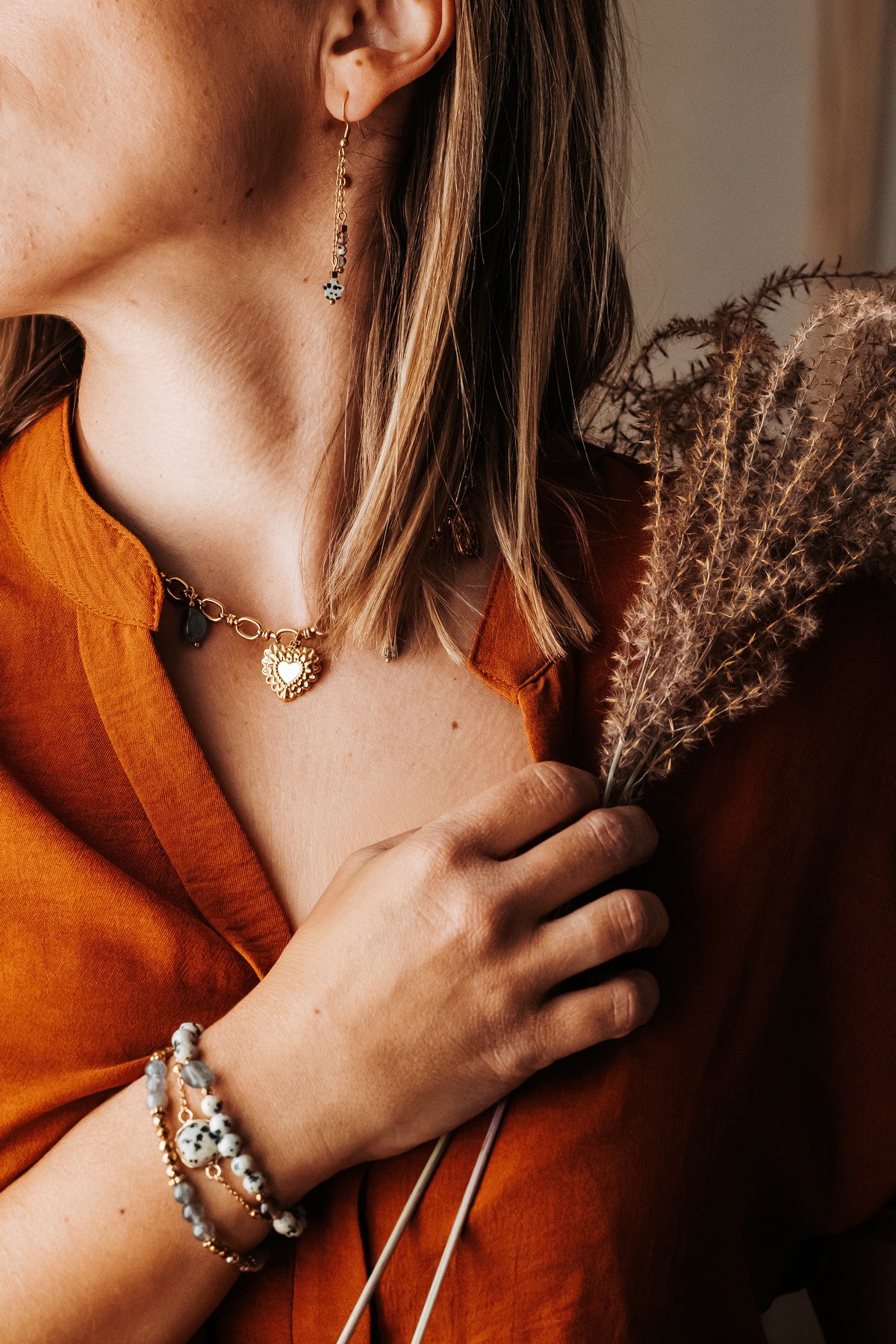 Bijoux de l'univers de sadaléane porté par une modèle/ Bracelet pierres fines et naturelles