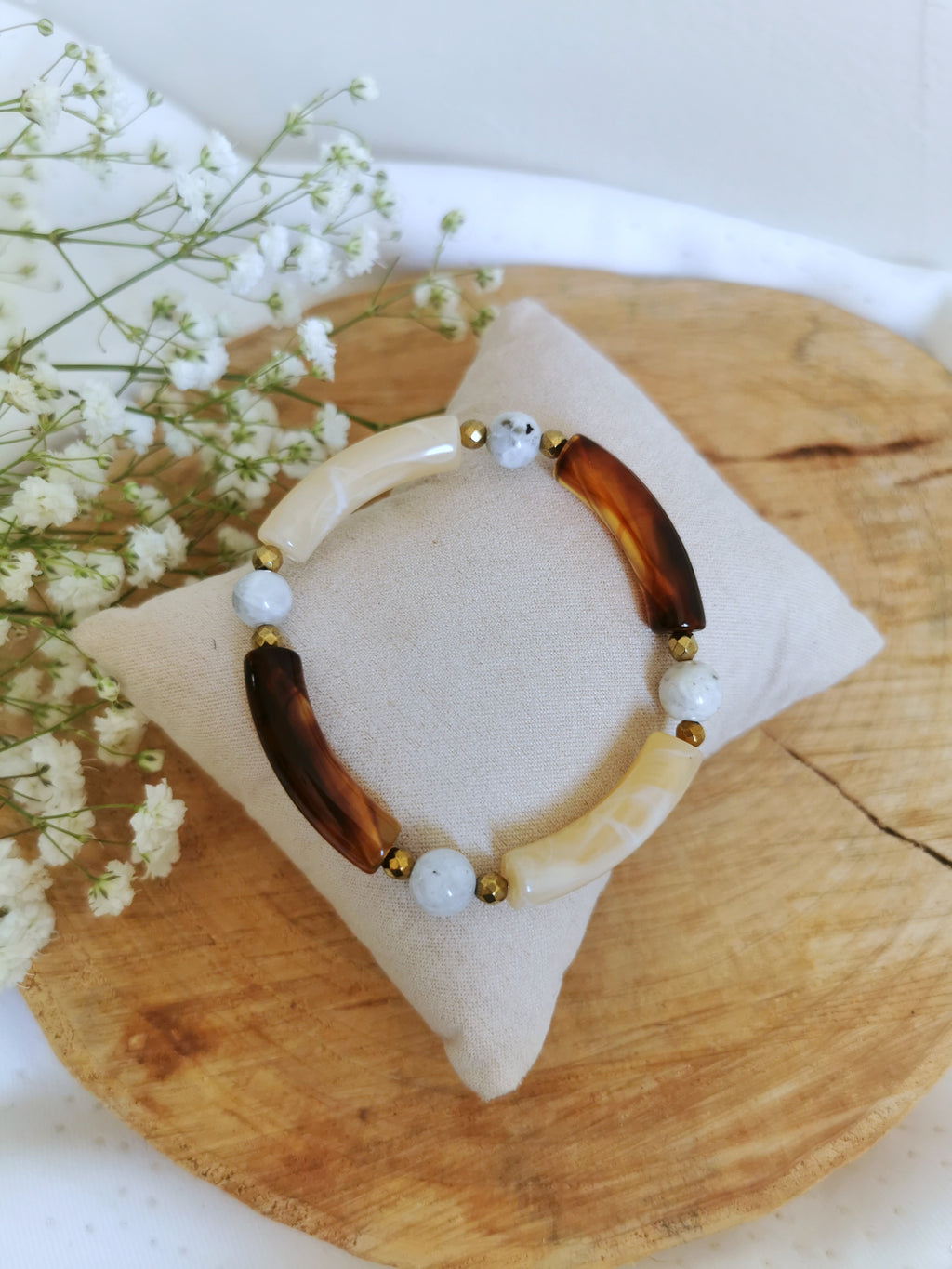 Bracelet classe et elegant beige et marrin avec pierres de péristériste