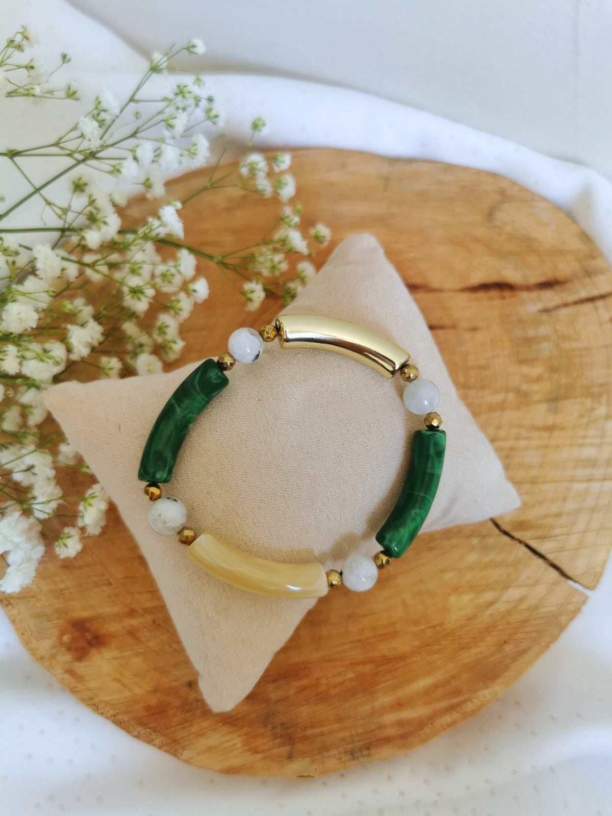Bracelet tube vert , doré et beige en acrylique et pierres de péristérite