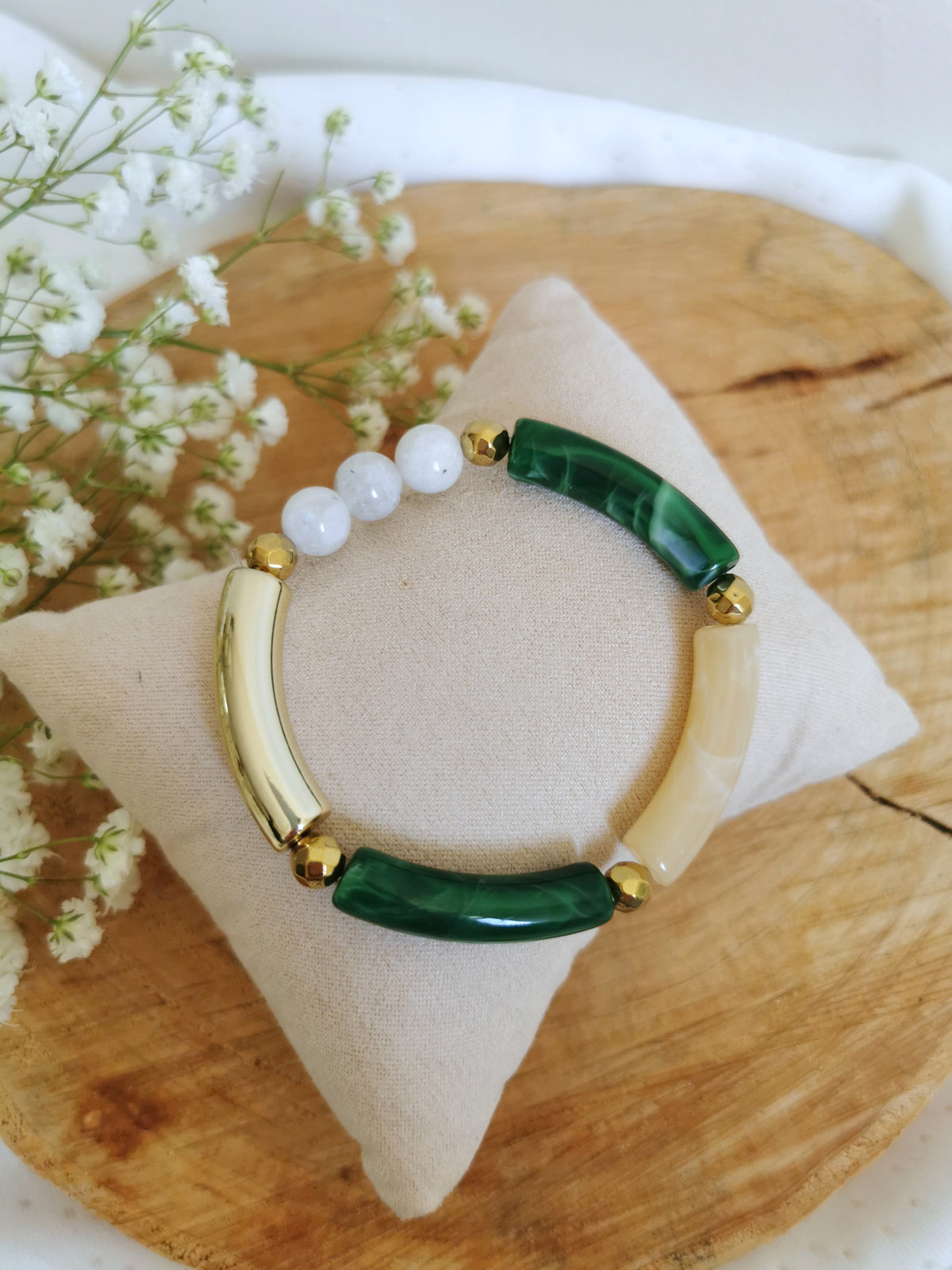 bracelet tubes vert , beige et doré et pierres naturelles de péristérite