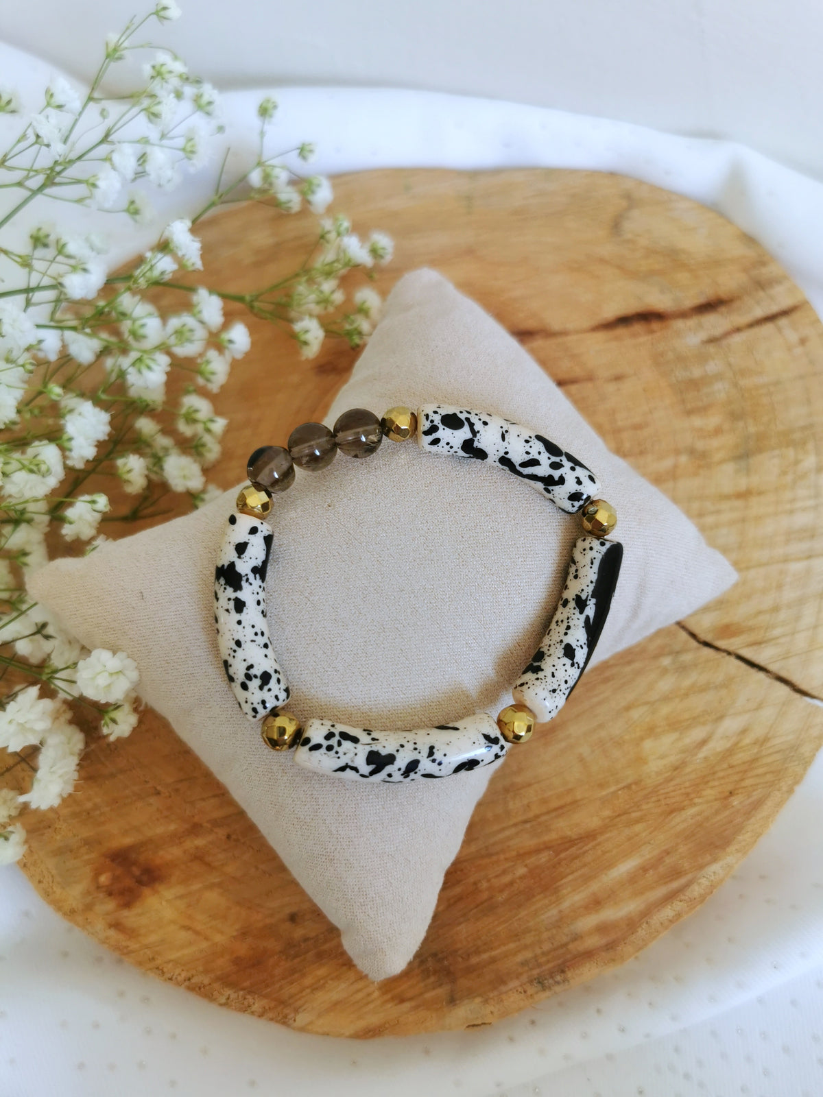 Bracelet super tendance de l'univers de sadlaléane, en tube acrylique dalmatien et pierres fines de quartz fumé