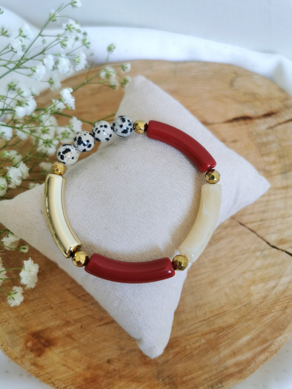 Bracelet tubes rouge bordeau , beige et doré avec pierres de jaspe dalmatien
