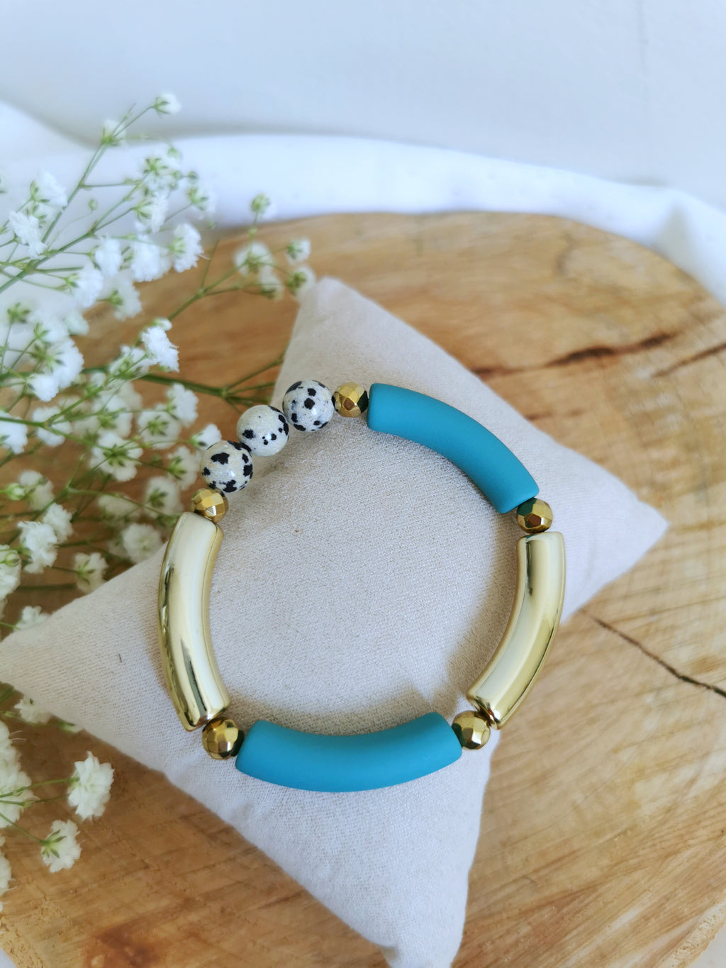 Bracelet fantaisie bleu et doré avec pierre naturelle de jaspe dalmatien sur fil elastique