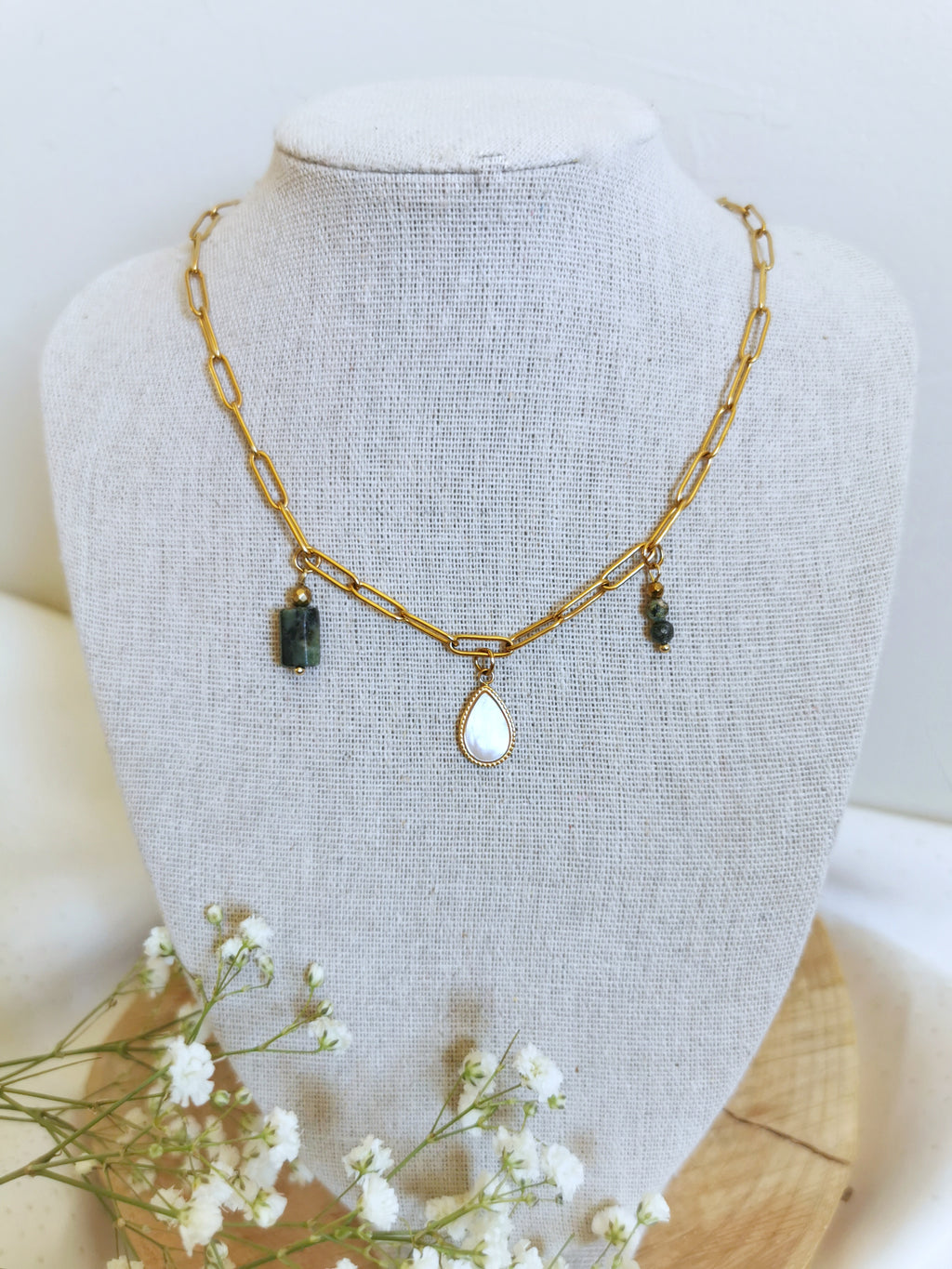 Collier charm's et pierres fines, sur chaine en acier doré , avec de belles pierres de jaspe africain et une goutte nacrée au centre