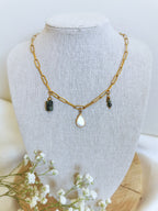 Collier charm's et pierres fines, sur chaine en acier doré , avec de belles pierres de jaspe africain et une goutte nacrée au centre