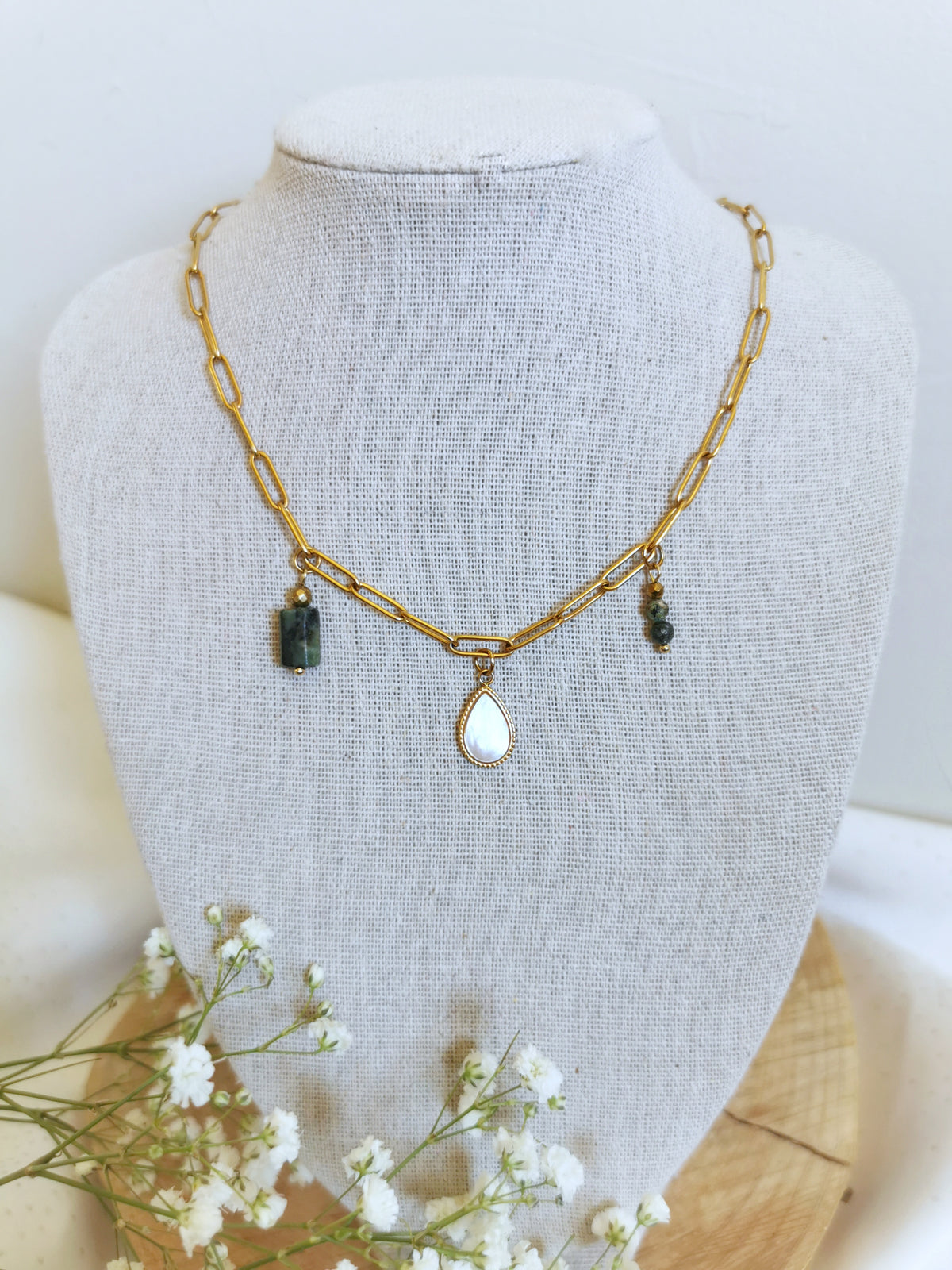 Collier charm's et pierres fines, sur chaine en acier doré , avec de belles pierres de jaspe africain et une goutte nacrée au centre