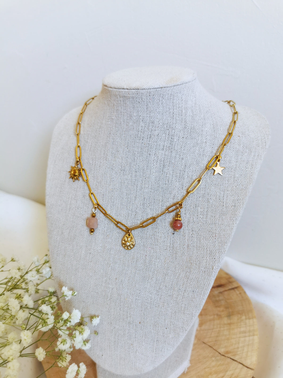 Collier avec charms et pierres fines, pierres de soleil, acier et tendance!