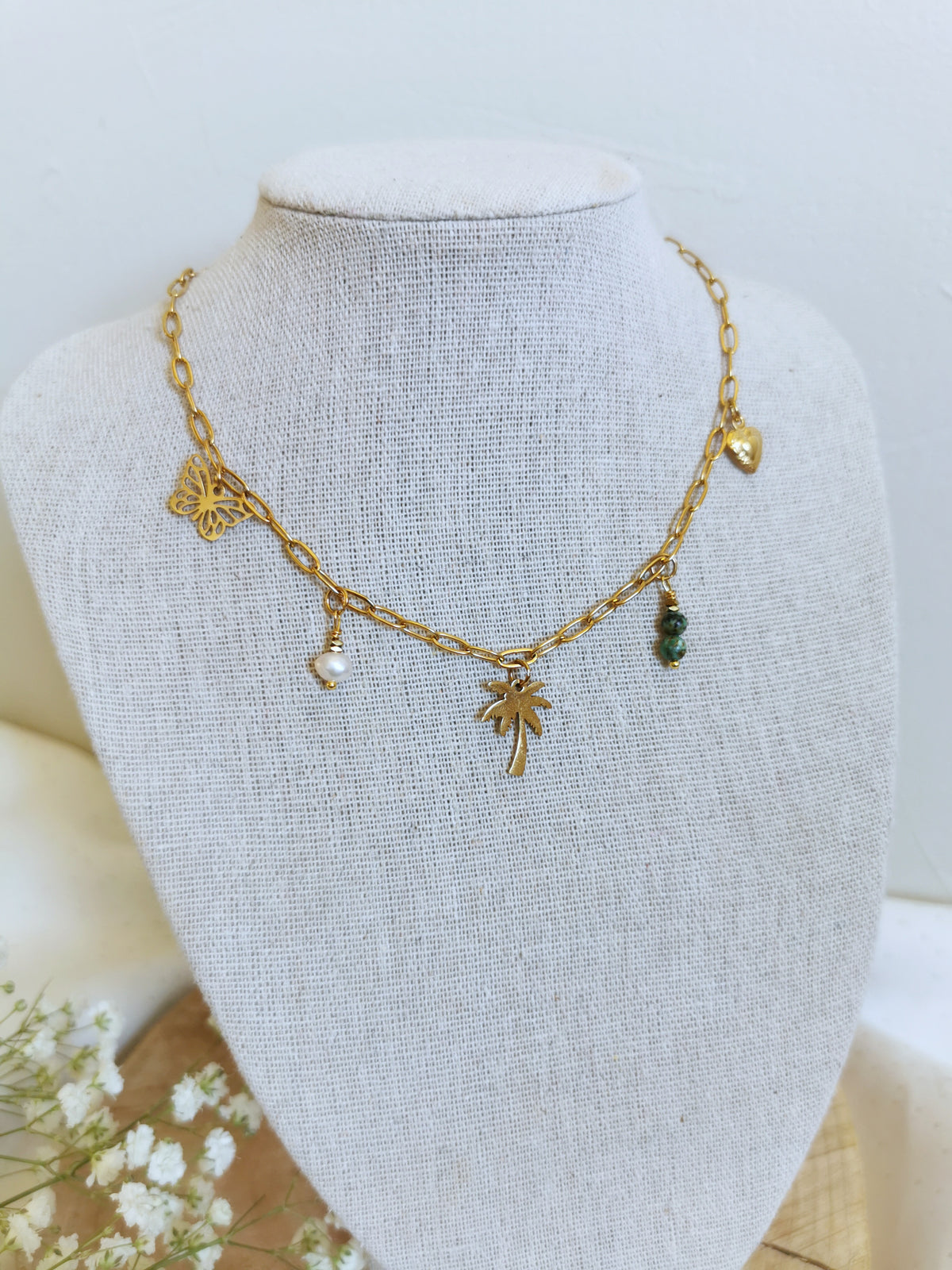 Collier pour femmes ou jeunes filles, court avec breloques en acier et pierres fines et perle eau douce