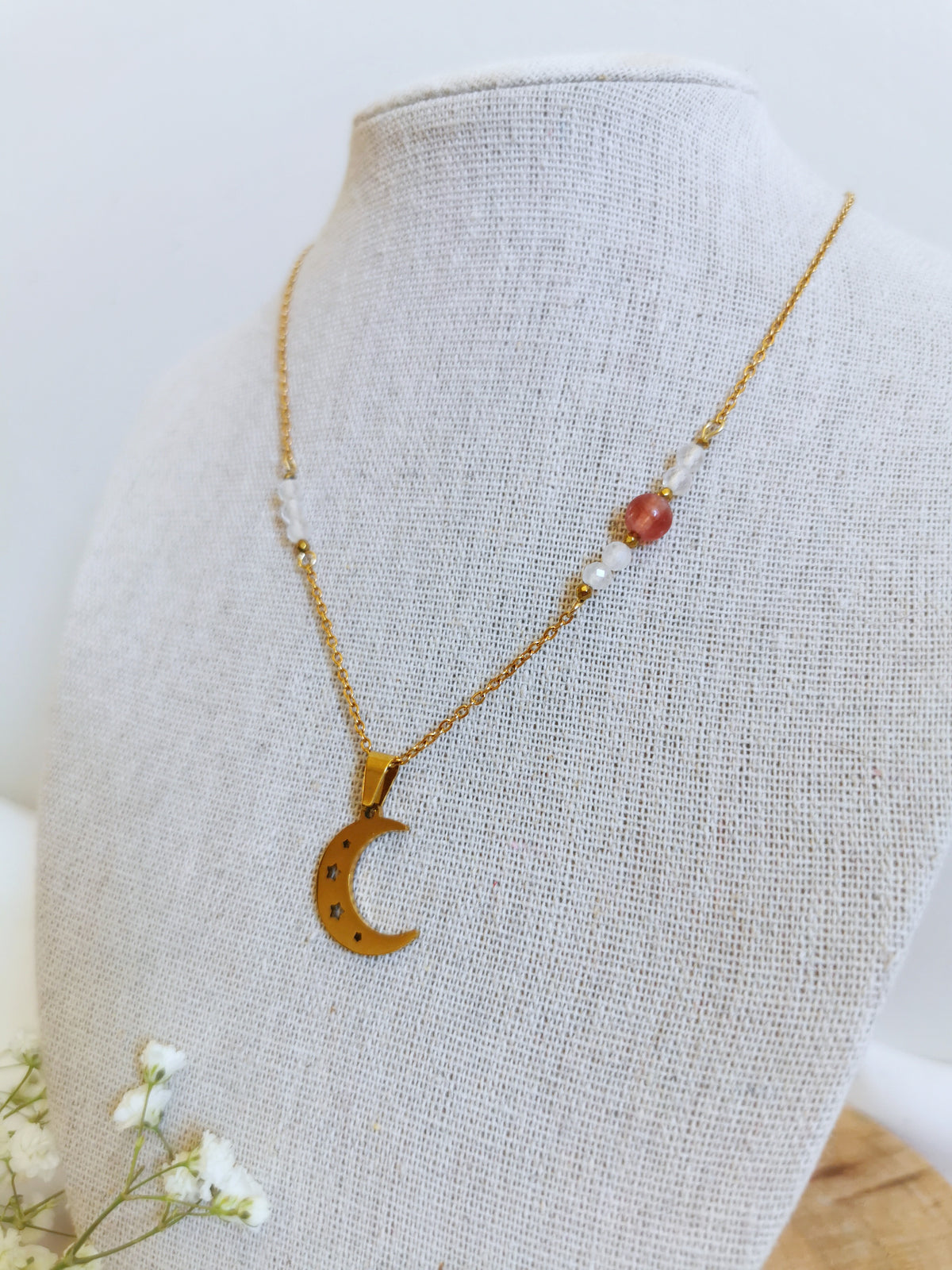 collier avec un pendentif lune en acier inoxydable doré, pierre de soleil et péristérite