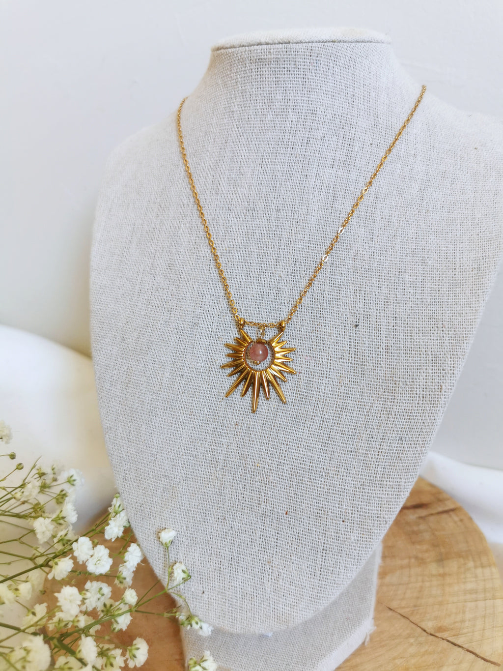 collier auréa avec le soleil au centre comme un porte bonheur, pour femme