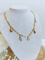 Collier avec quelques pampilles et de la pierre de soleil, un petit soleil , une étoile et des touche de doré