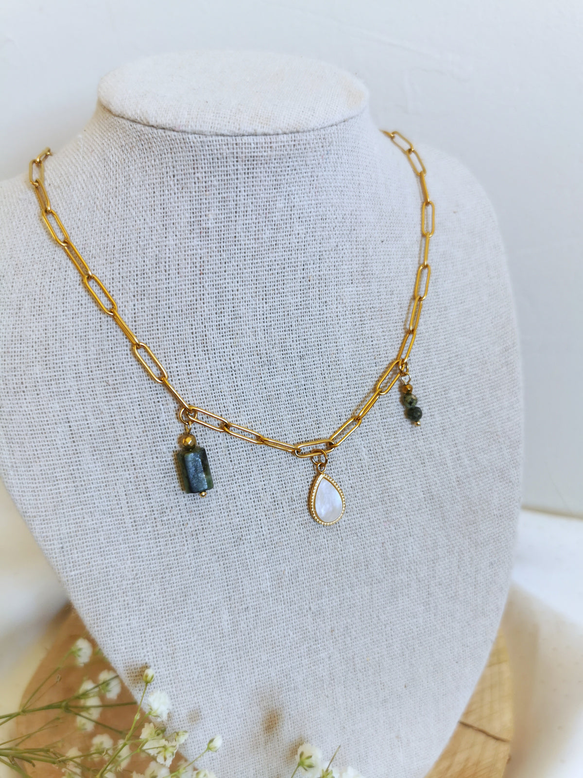 Collier avec 3 pendentifs, une goutte nacrée, une pierre tube de jaspe africain et é petites perles en 4 mm facettées en jaspe africain connu sous le nom turquoise d'Afrique