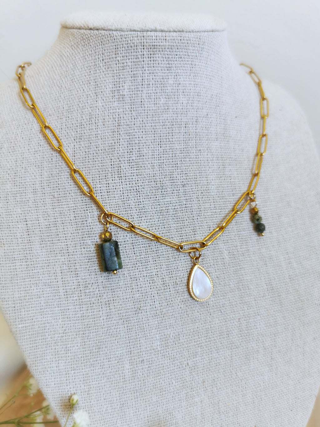 MAgnifique collier pour femme, jeune femme, en acier inoxydable doré avec de belles pierres naturelles énergétiques de jaspe africain
