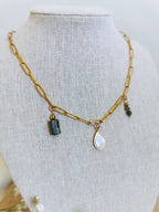 MAgnifique collier pour femme, jeune femme, en acier inoxydable doré avec de belles pierres naturelles énergétiques de jaspe africain