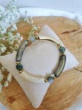 Bracelet tubes d'acrylique vert métallique , doré et beige avec pierres de bois fossile