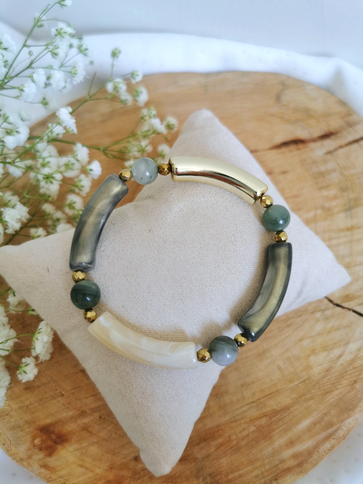 Bracelet tubes d'acrylique vert métallique , doré et beige avec pierres de bois fossile